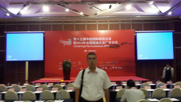 公司領(lǐng)導(dǎo)邱經(jīng)理在會議現(xiàn)場拍照留念